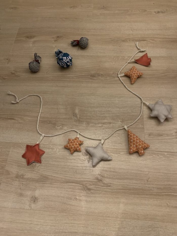 Kerstslinger met oranje hangers Craftketeers