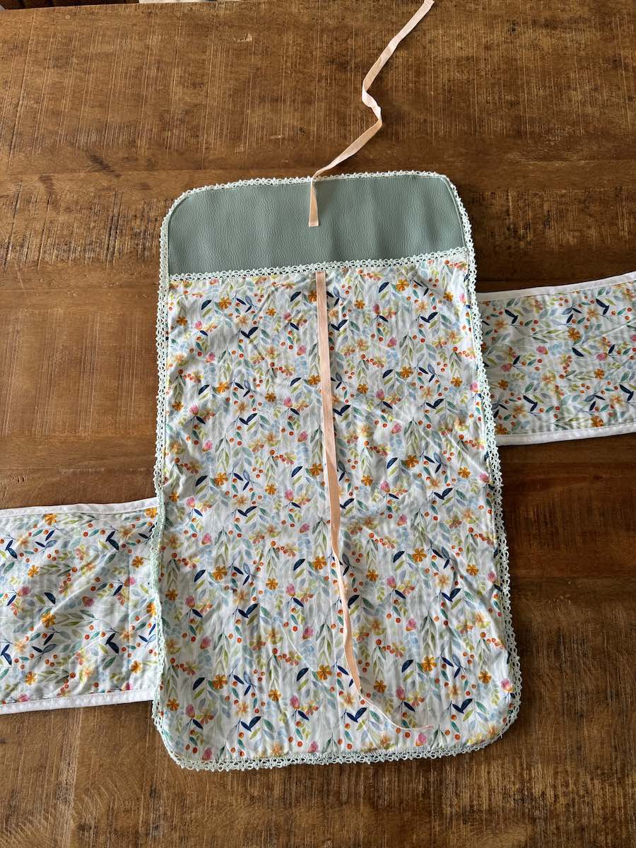 Print aan de buitenkant van verschoonmat baby bloemen mint wit Craftketeers