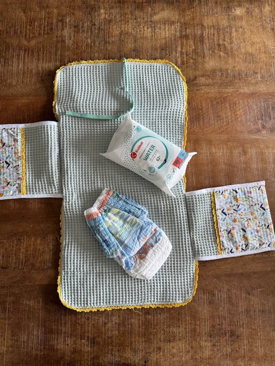 Binnenzijde handgemaakte baby verschoonmat bloemen geel Craftketeers