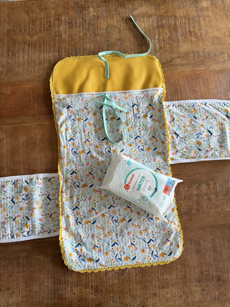 Buitenkant baby verschoonmat bloemen geel Craftketeers