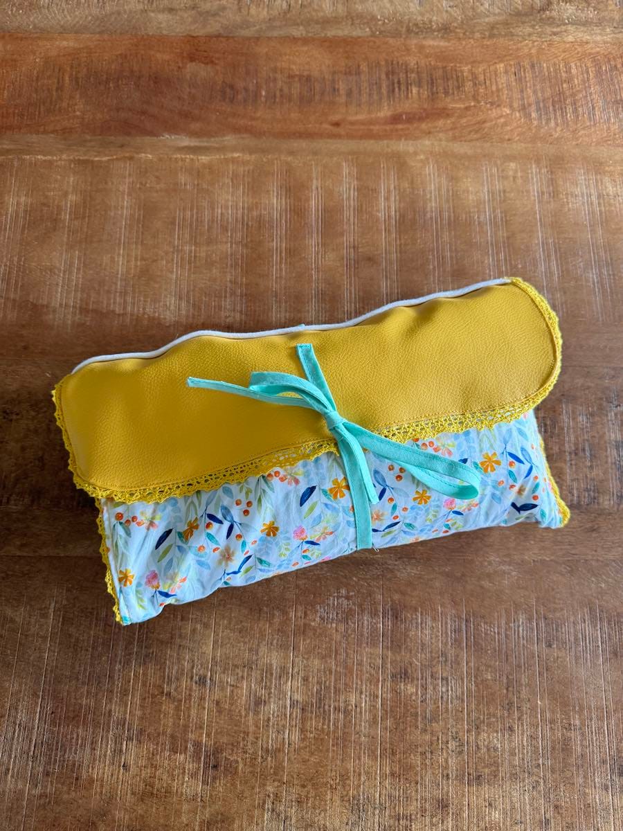 Opgevouwen handgemaakte baby verschoonmat bloemen geel Craftketeers