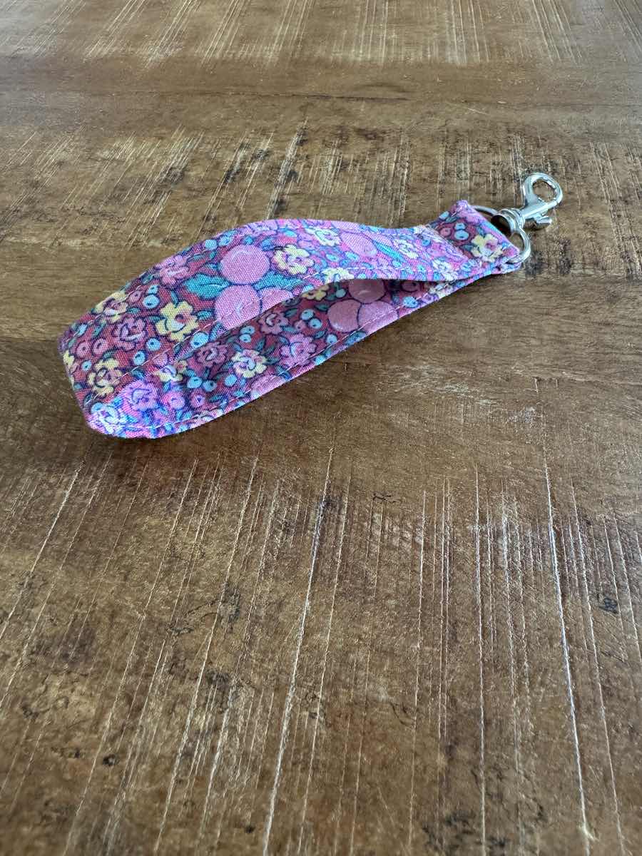 Handgemaakte polssleutelhanger met grafisch bloemendesign in paars Craftketeers