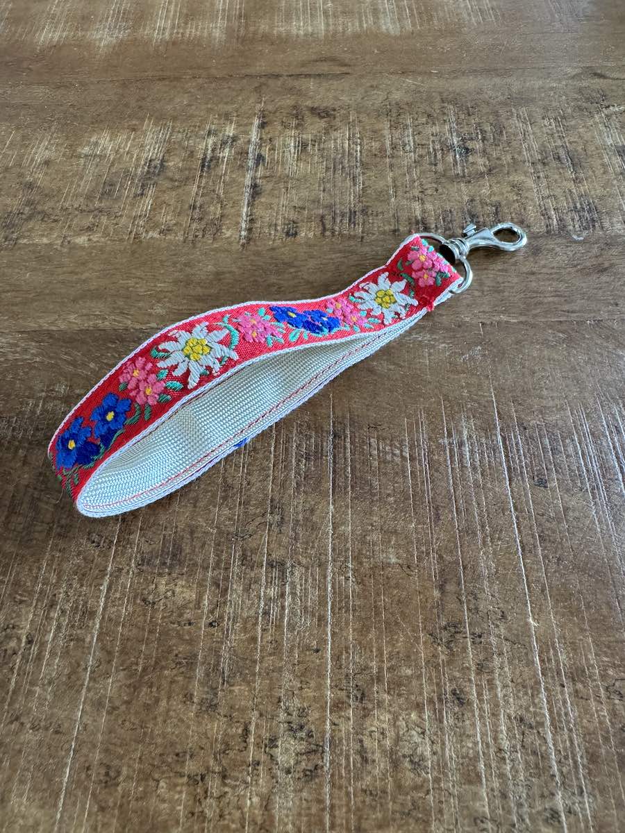 Handgemaakte polssleutelhanger vintage rood witte en blauwe bloemen Craftketeers