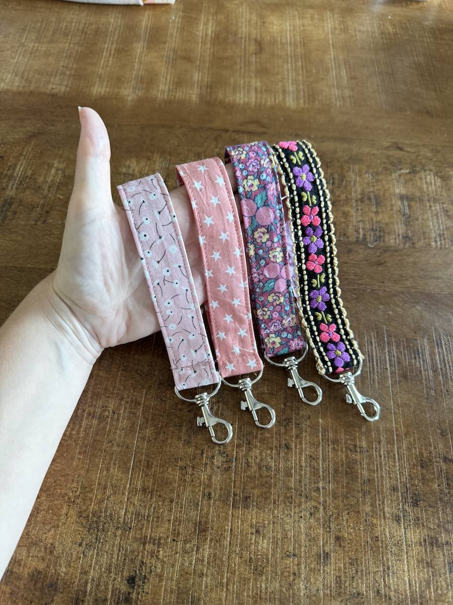 Handgemaakte roze en paarse polssleutelhangers Craftketeers